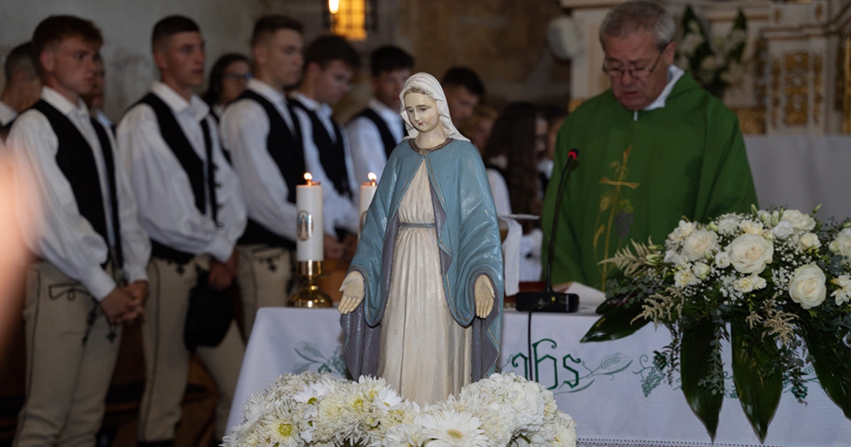 Mária-koronázás Csíkmenaságon